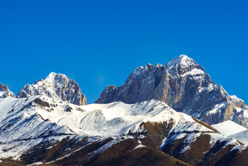 雅拉雪山主峰高清图