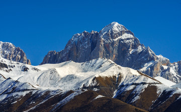 雅拉雪山主峰近距离高清图