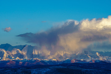夕阳白云贡嘎雪山山脉