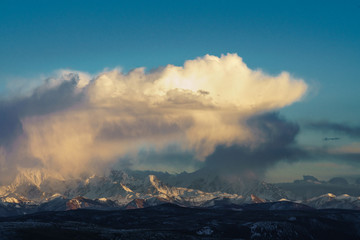 夕阳白云贡嘎雪山山脉