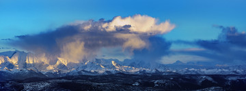 夕阳白云贡嘎雪山山脉