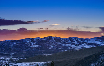 夕阳白云贡嘎雪山山脉