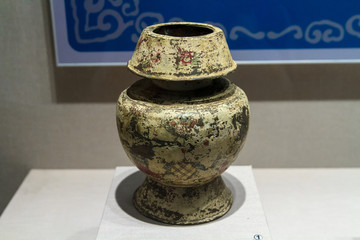 内蒙古博物院彩绘八宝纹铜奔巴瓶