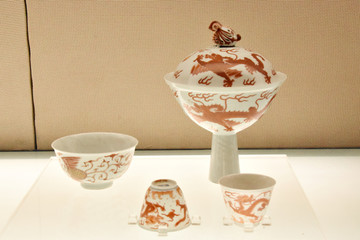 清乾隆矾红彩云龙纹杯瓷器