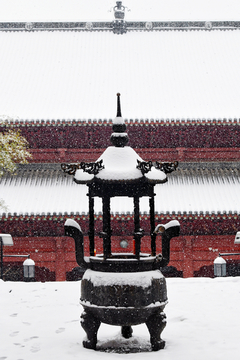 寺庙香炉雪景