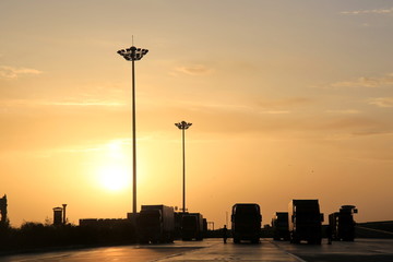 夕阳照在服务区卡车上夕阳照在服