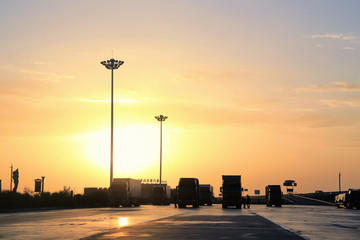 高速公路服务区夕阳落日