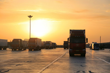 汽车之家卡车夕阳照