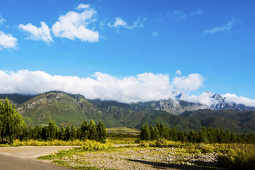 蓝天下的远山