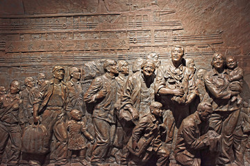 三峡移民浮雕墙
