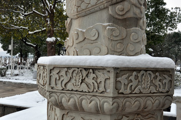 积雪的石雕