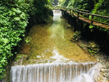 山涧溪流