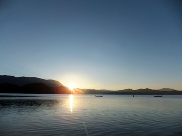 日出泸沽湖