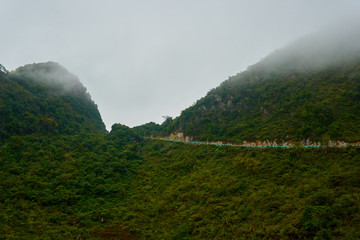 青山雾绕