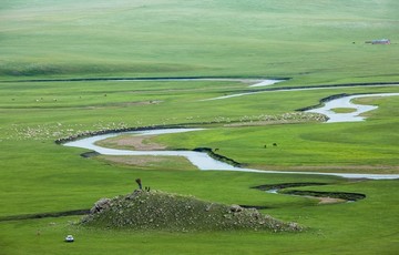 丘陵草原河流羊群