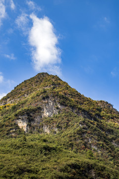 蓝天下的山峰