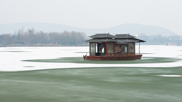 冬季云龙湖上的游船
