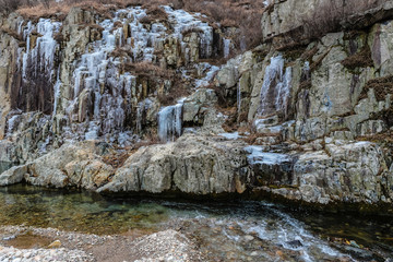 悬崖岩石冰瀑布小河风光