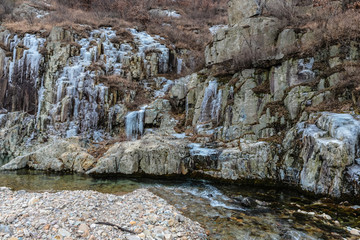 悬崖岩石冰瀑布小河风光