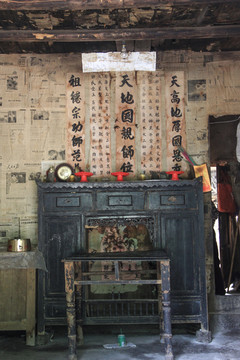 中式传统老屋厅堂敬天地摆设