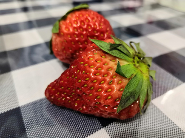 餐桌上的草莓