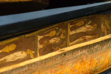 古埃及木乃伊人形棺壁彩绘