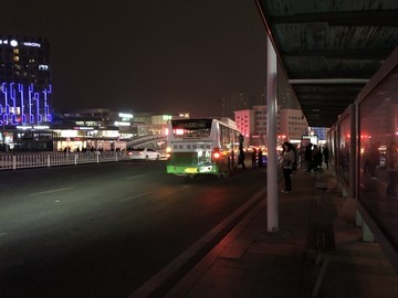 夜晚公交站