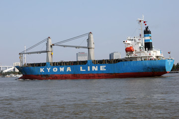 黄浦江上的协和海运货轮