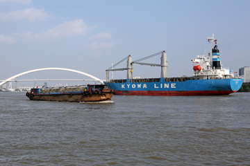 黄浦江上的协和海运货轮