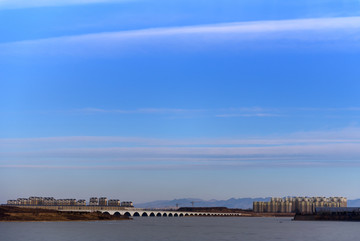 城市风光湖畔建筑