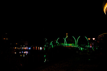 河畔拱桥夜景灯光
