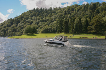 英国湖区自然公园水面帆船风光