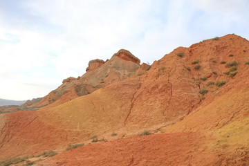 丹霞彩色泥土山峰