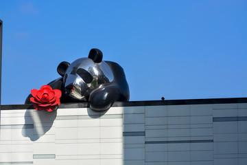 调皮的大熊猫雕塑