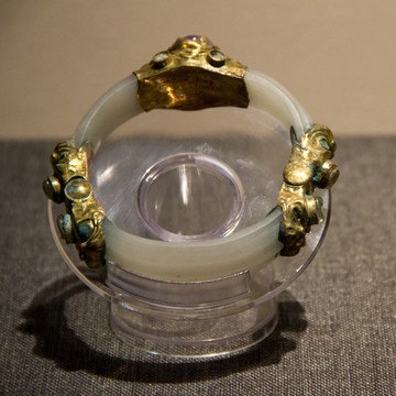 唐代鎏金铜兽首铰链玉臂环