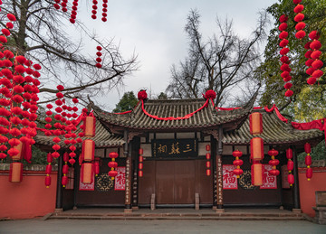 挂满红灯笼的三苏祠