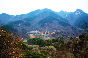 千山灵岩寺建筑群全景远景与群山