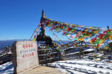 雪山顶经幡