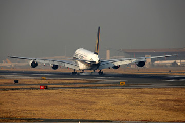空客A380巨型飞机降落