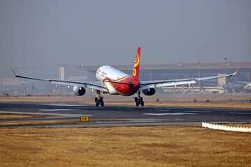 海南航空空客330飞机降落