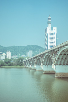 橘子洲的拱形跨江大桥