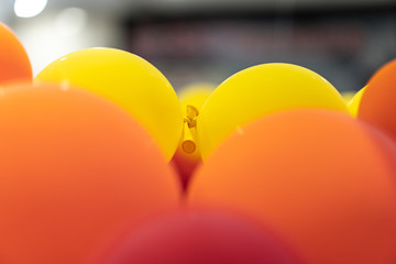 很多的彩色气球组合在一起