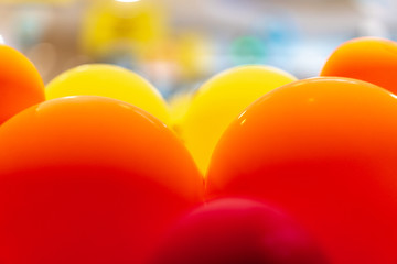 很多的彩色气球组合在一起