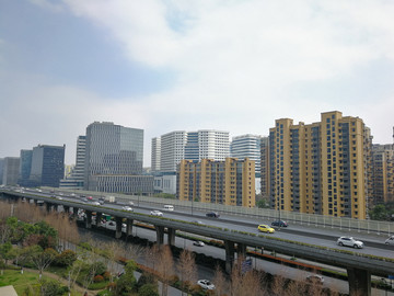 高架与楼群