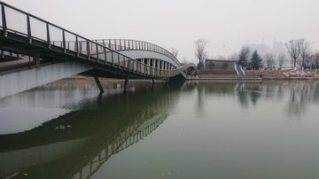 西安市浐灞生态区浐河桥风光