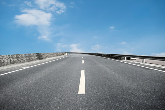 天空云彩和道路地面