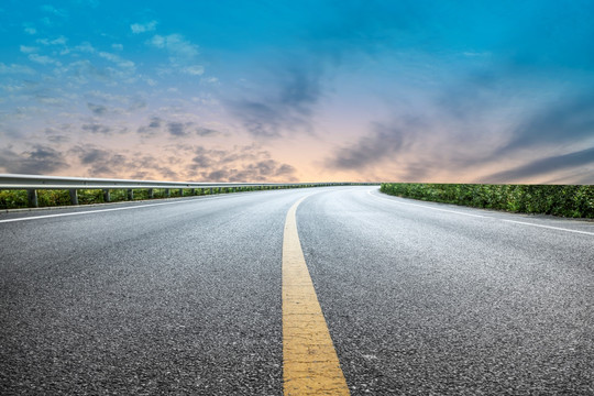 天空云彩和道路地面