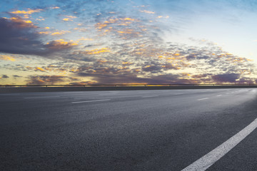 公路道路和天空云彩