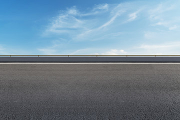城市道路和天空云彩
