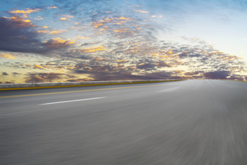 公路道路和天空云彩景观